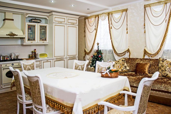 Бели и златни завеси