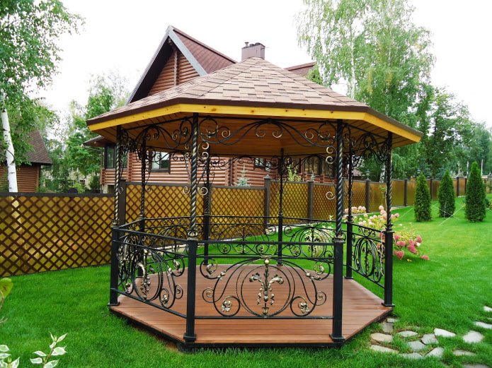 красива кована беседка
