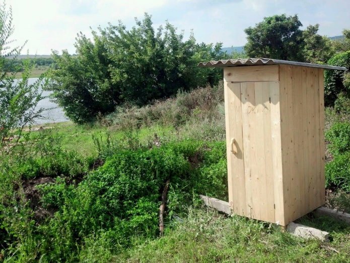дървена тоалетна в страната