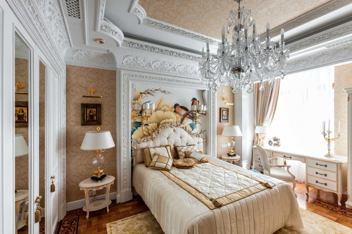 Стенна картина в класическа спалня