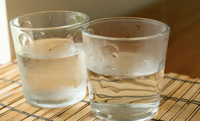 две чаши вода