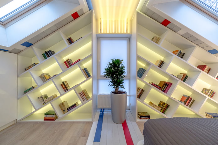 рафтове за книги до прозореца в интериора