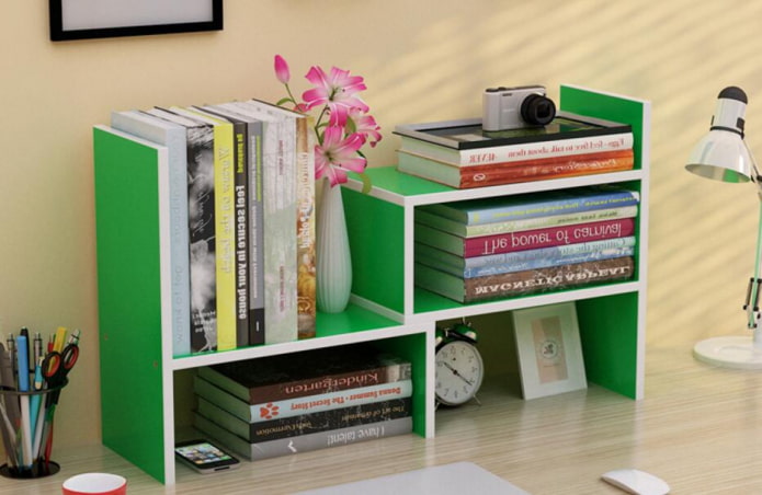 настолни рафтове за книги в интериора