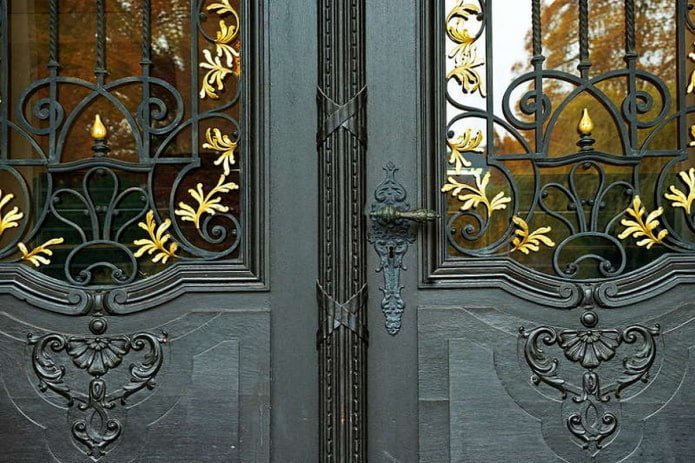 фрагмент декору вхідних дверей