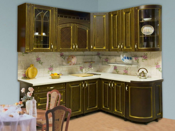 тъмна кухня с патина