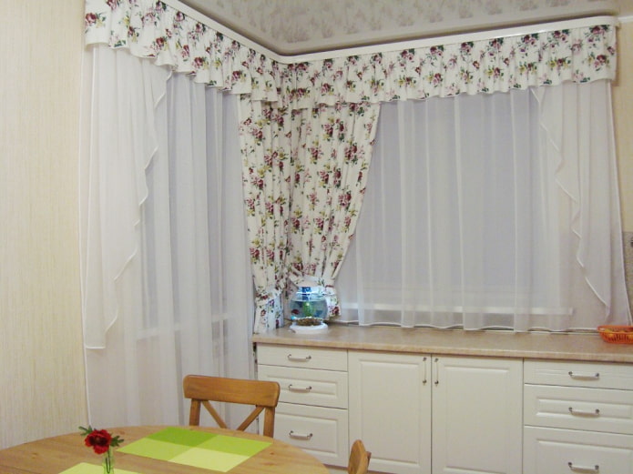бели ламбрекени в интериора на кухнята