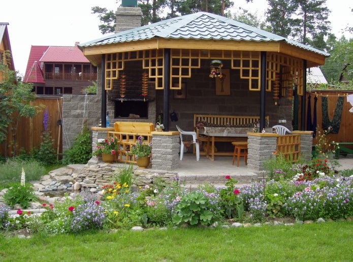 красива покрита беседка