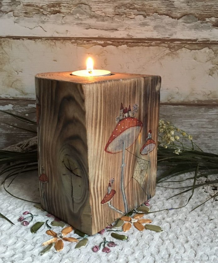 свещник от изгорено дърво