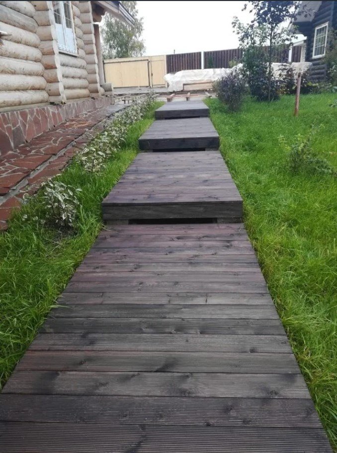 тротоар от изгорена лиственица