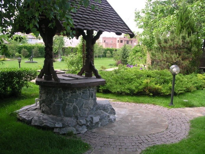 кръгъл кладенец от камък