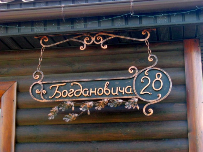 Табел с дъбови листа