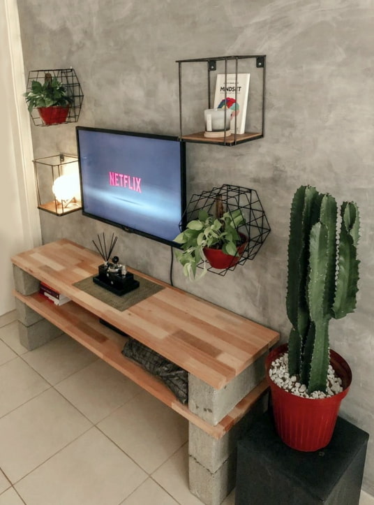 Поставка от дъски и cinder blocks