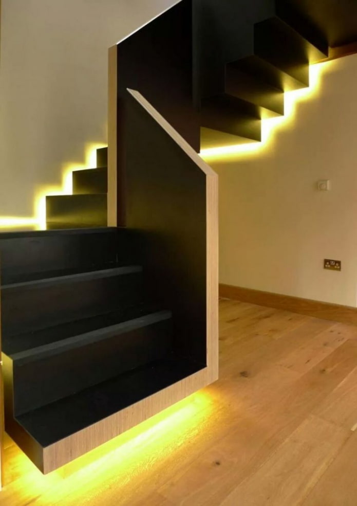 стълби с LED осветление в къщата