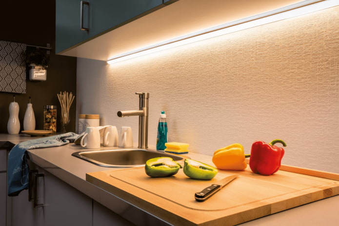 LED лента в кухнята