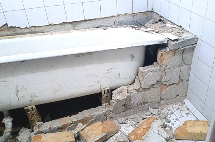 Демонтаж на старата вана