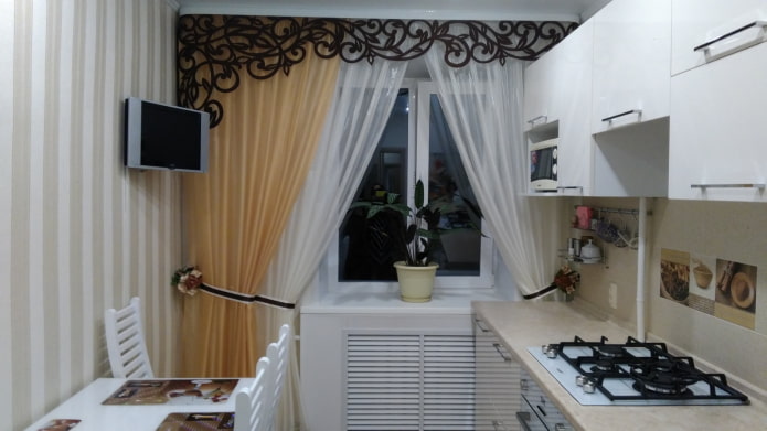 тюл с ламбрекен в кухнята