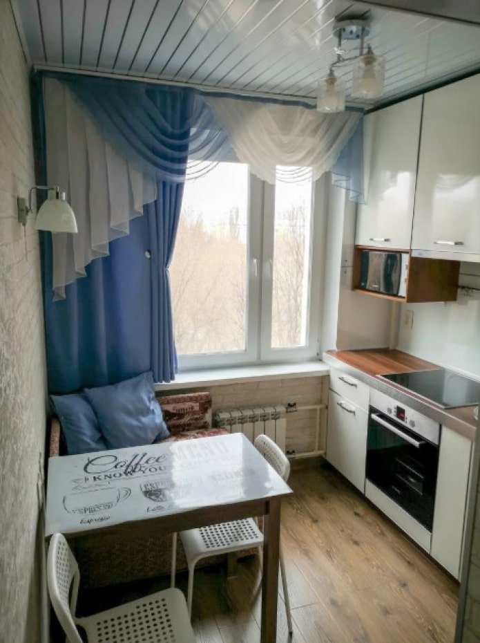 сини къси завеси в кухнята