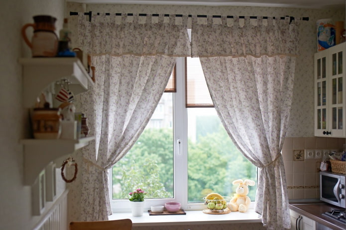 къси леки завеси