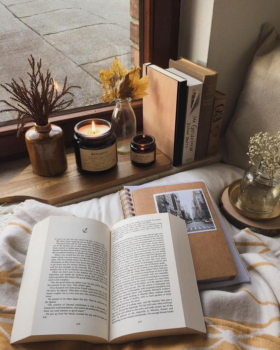 На підвіконні з книгами