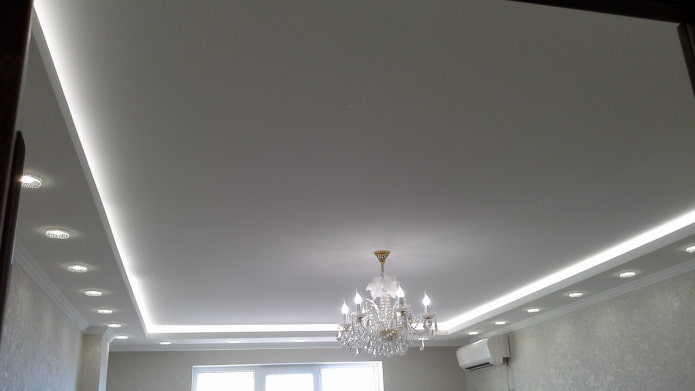таван с LED лента и вградени прожектори