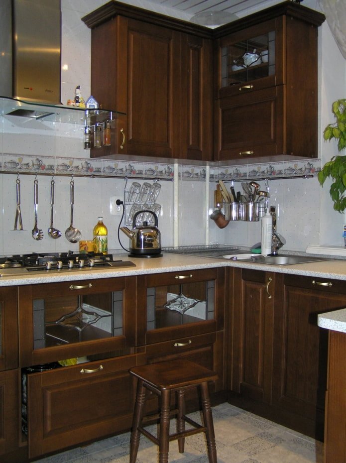 дървена кухня с фрезоване