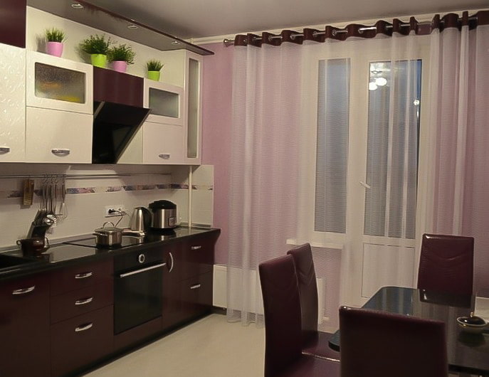 красиви бели завеси в кухнята с кафяв плот