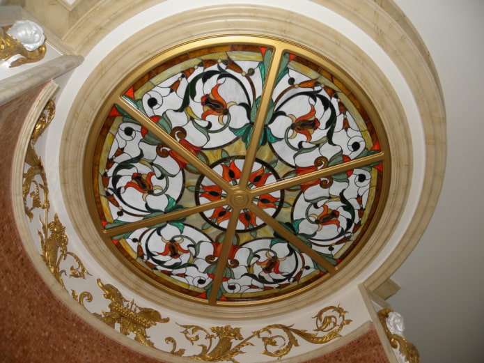 кръгла витражна конструкция