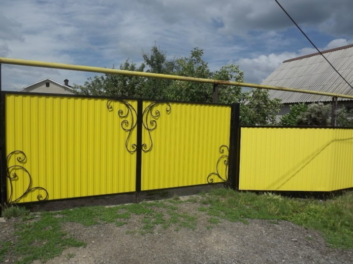Жълта ограда от гофриран лист