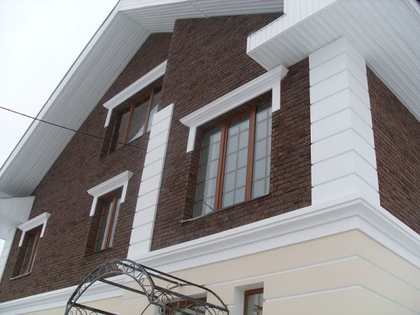 Практичні прийоми фасадного декору для дому