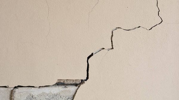 Закладення тріщин у цегляних та бетонних стінах.