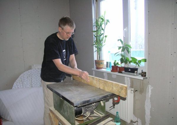 Це можна зробити за допомогою фрезера, а можна обійтися без нього. В цьому випадку візьміть невелике пилкове колесо і встановіть його під кутом. У результаті виходить так звана «п’яна пилка». Цей спосіб використовується при відсутності фрези. Це набагато складніше в налаштуванні і використовується, коли немає іншого варіанту. Кутер краще купити