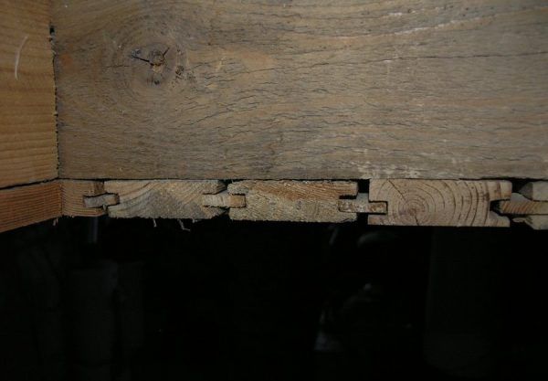 Залишається тільки взяти відходи і нарізати рейки. Крім того, ламелі не обов’язково робити такими ж довгими, як накладки. Тобто дошки самі, рейки самі. Стики ламелей ніхто не помітить. Планки потрібно нарізати тонше наших канавок. Ламелі все одно будуть ідеально входити в пази завдяки своїй природній кривизні. І, звичайно ж, планки просто розпилюються. Їх не потрібно стругати, тим більше, що це вкрай небезпечна справа. Якщо використовувати хорошу пилку, граблі будуть досить гладкими