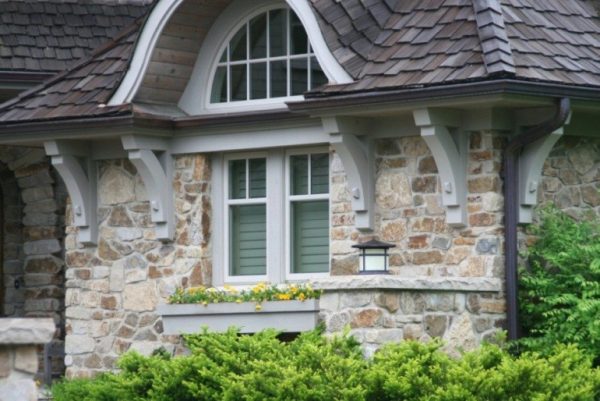 Елементи фахверку в підкарнизному оздобленні фасаду