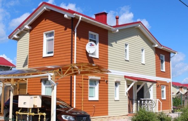 Малоповерхова будівля з навісним фасадом