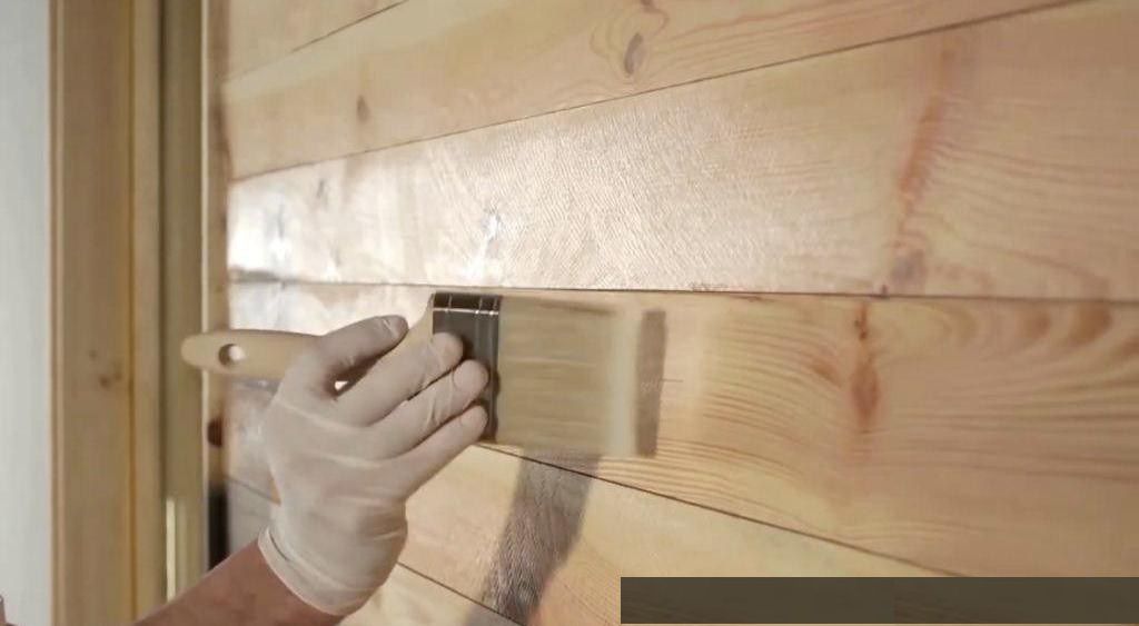 Обробка дерев'яного фасаду антисептичною ґрунтовкою