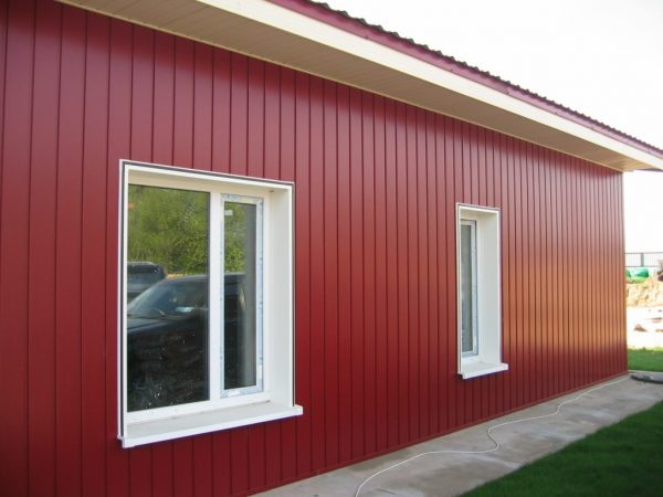 Вініловий сайдинг для фасаду будинку зі зрозумілою схемою монтажу