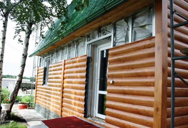 Оздоблення дерев'яного будинку своїми руками сайдингом