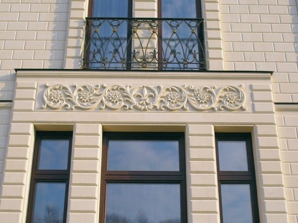 Кам'яні панелі в оформленні віконної групи