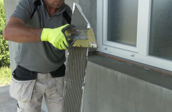 Нанесення клейової суміші