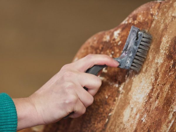 Очистити метал від старої фарби і забруднень можна різними способами: вручну, хімічними засобами або за допомогою електроінструментів.