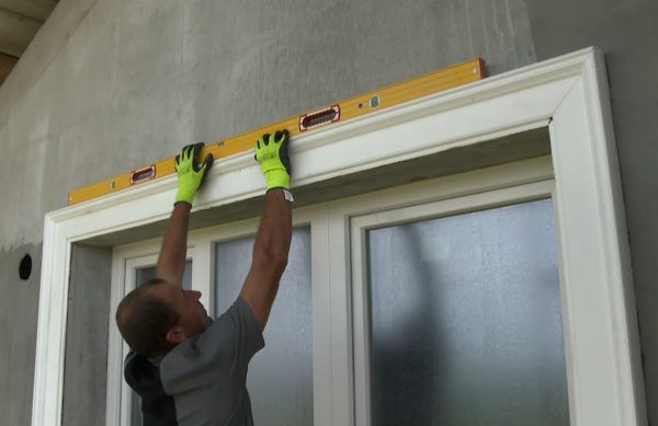 Перевірка горизонтальності за допомогою будівельного рівня