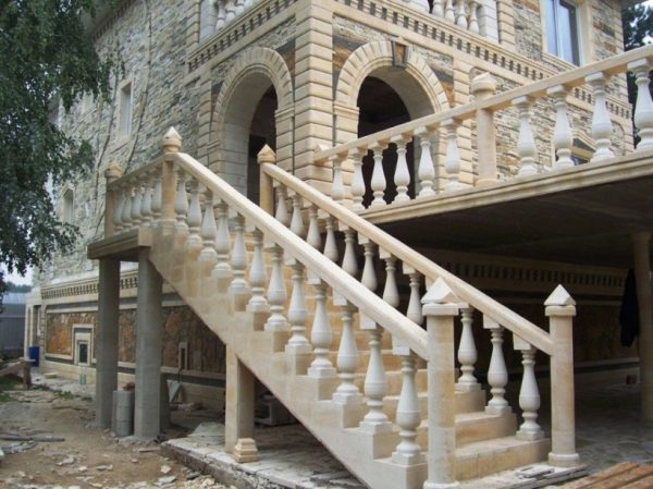 Кам'яна балюстрада, арки, цоколь і міжповерховий карниз