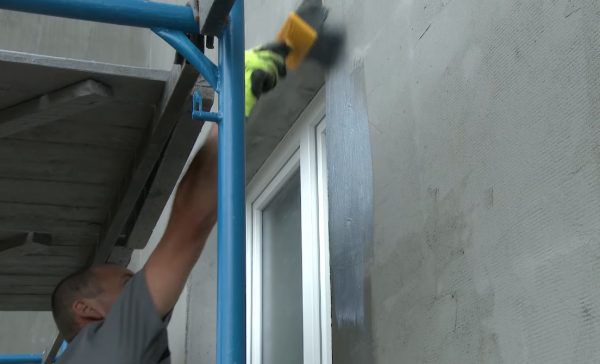 На підготовлену поверхню наноситься грунтовка глибокого проникнення