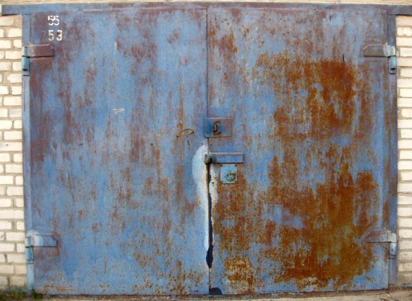 Результатом неякісного фарбування металу стане пошкоджена конструкція через короткий час.