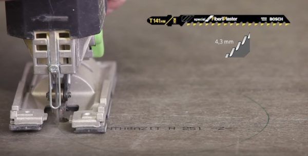 У цей отвір вставляється полотно електролобзика, а сам інструмент включається. Починається процес різання - лобзик повільно пересувають по лінії. Після цього край протирають від пилу сухою ганчіркою.