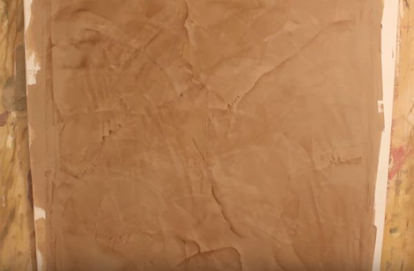 Ділянка венеціанської штукатурки після нанесення третього шару та часткового висихання. Можна помітити специфічний візерунок, який є головною особливістю даного виду обробки.