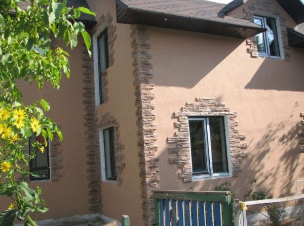 Обшивка «Баранчик» додатковим декором зі штучного каменю