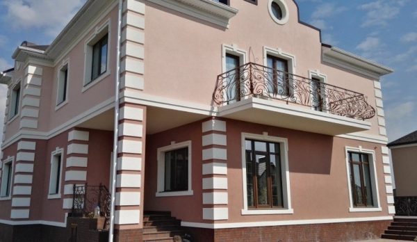 Візуальне виділення підлоги різними кольорами штукатурки та наскрізним фасадним декором