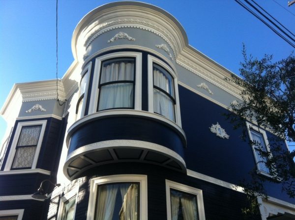 Незвичайний за кольоровою гамою фасад прикрашений антаблементом і шматковими візерунками.