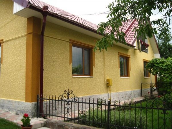 Яскрава «шуба» прикрасить навіть самий простий в архітектурному плані фасад